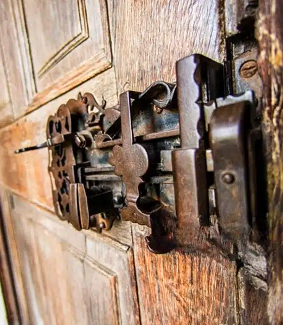 Installation serrure antique